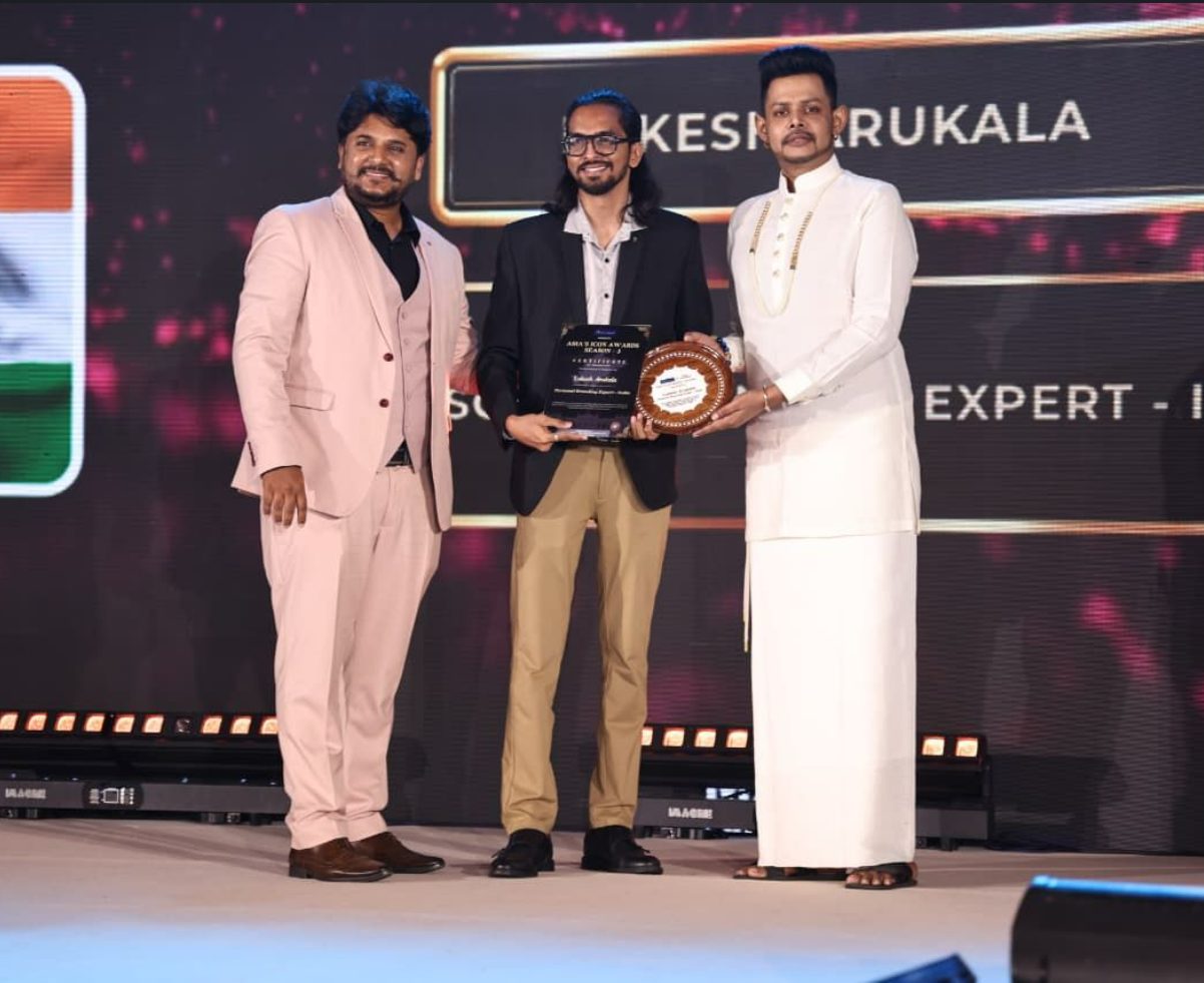 Lokesh Arukala receiving the Asia's Icon Award